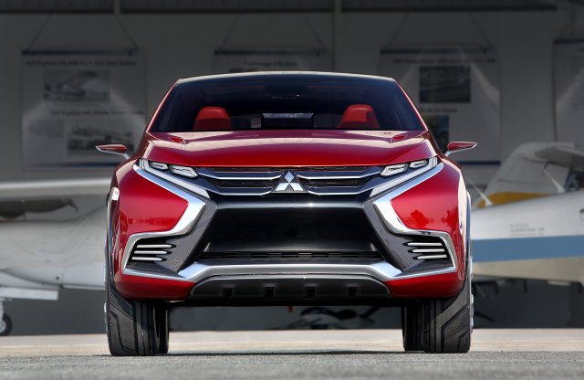 Jövőre érkezik az első tükörmentes Mitsubishi