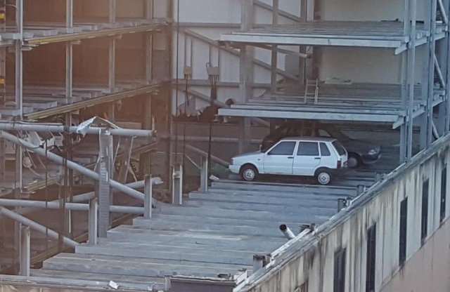 15 éve ragadtak a parkolóházban, most találtak rájuk