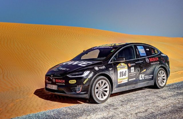 Daciából töltött Tesla Model X-szel szelték át a Szaharát