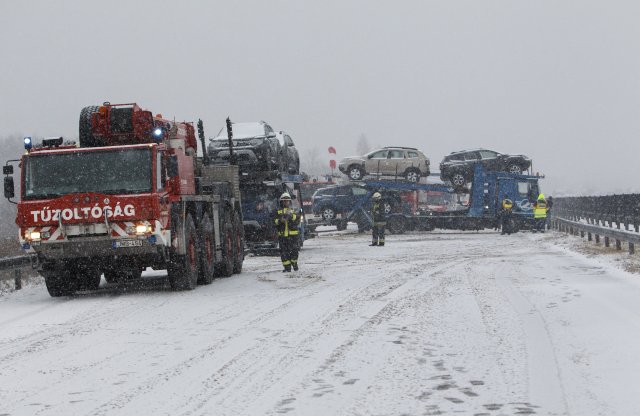 Dusterekkel teli kamion fordult keresztbe az M7-esen