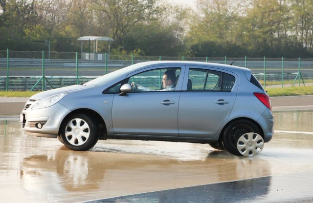 Ingyenesen mehetünk vezetéstechnika tréningre