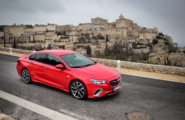 Sportautónak majdnem, GT-nek kiváló – Opel Insignia GSi