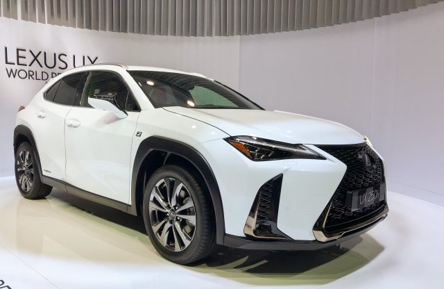 Kompakt SUV a Lexus kínálatában: Genfben debütált a UX