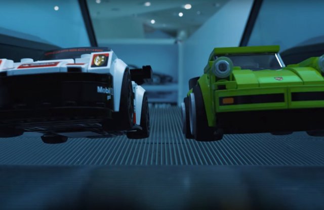 Így randalíroznak éjszaka a Porsche múzeumban