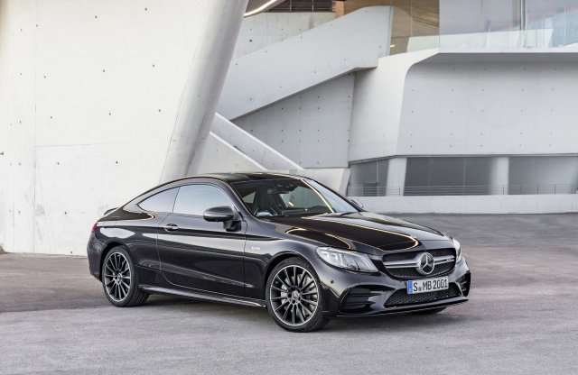 Frissül a C-osztály kupé és kabrió változata is