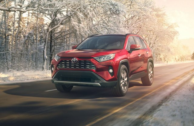 Robusztusabb külsővel hódíthat az új RAV4