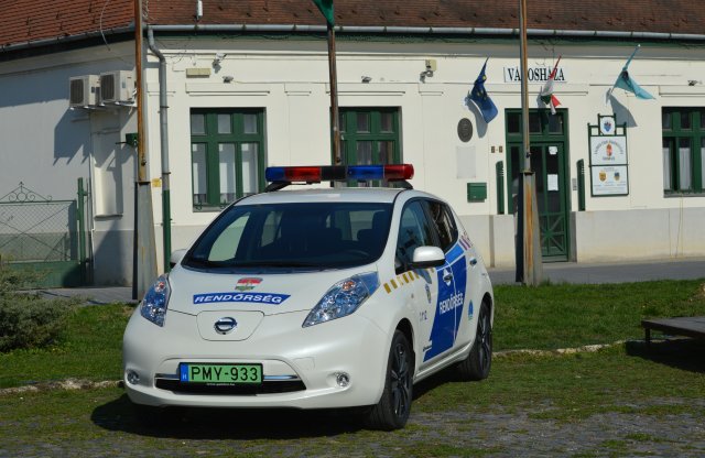 Nem kell tankolni a zsámbéki rendőrök új autóját