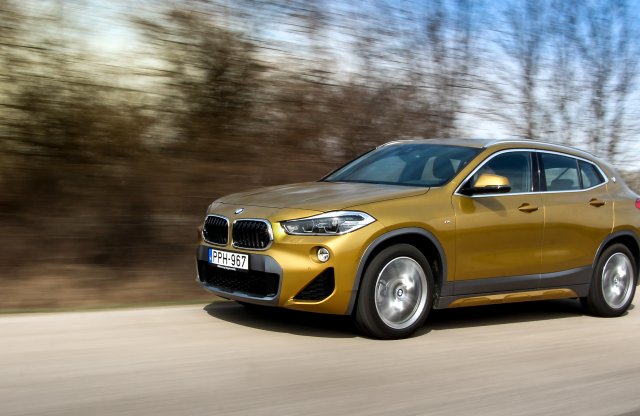Nehéz hová tenni, de a kéne faktort kimeríti – BMW X2