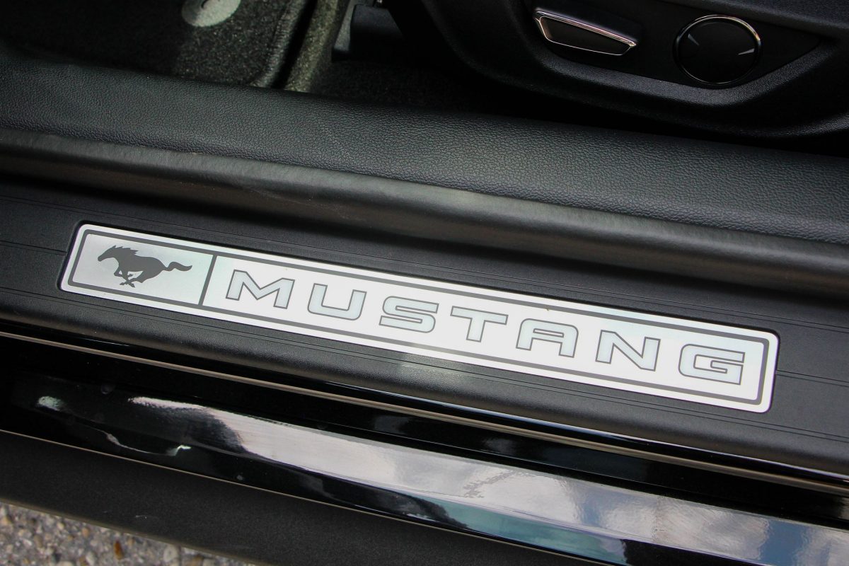 FORD MUSTANG