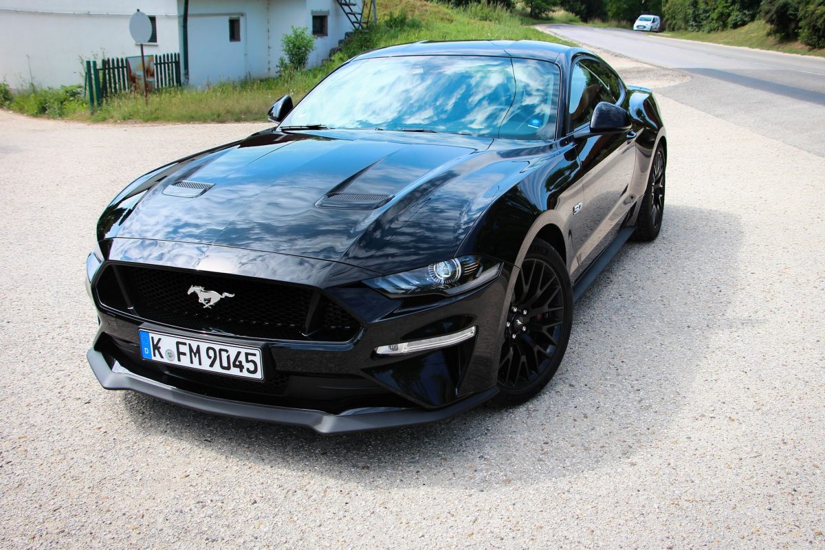 FORD MUSTANG