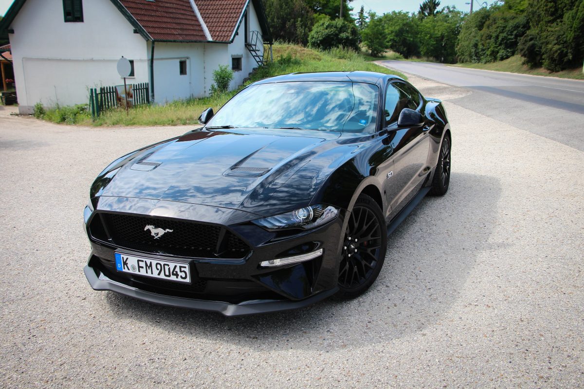 FORD MUSTANG