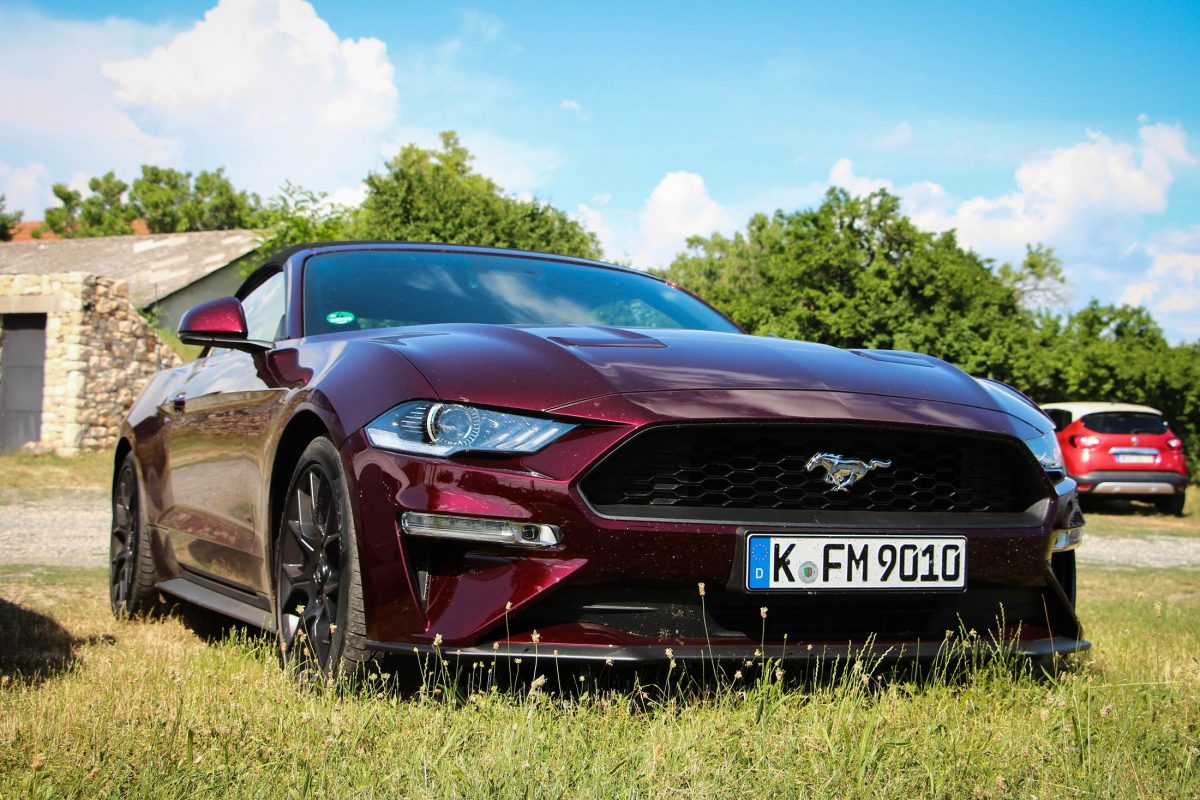 FORD MUSTANG