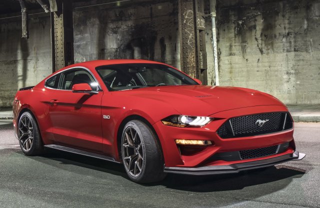 Bezöldül az új Mustang? Jöhet a hibrid, összkerekes!