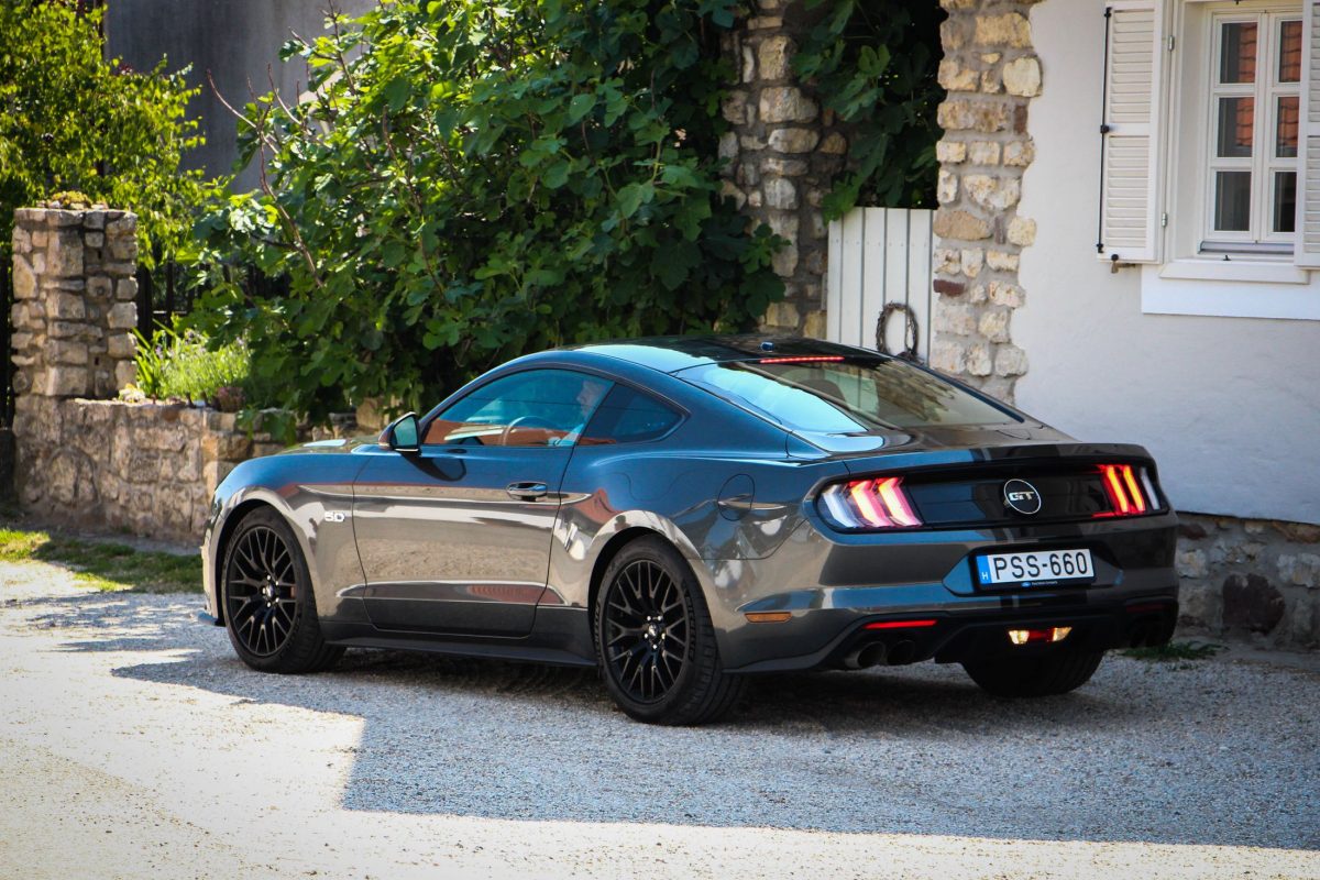 FORD MUSTANG