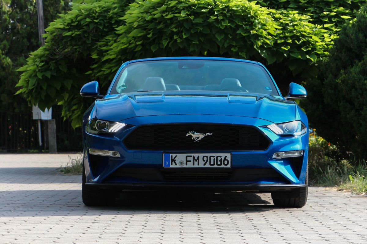 FORD MUSTANG