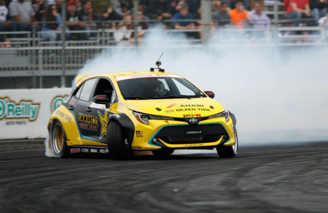 Ezer lóerővel tépi az aszfaltot a drift Corolla