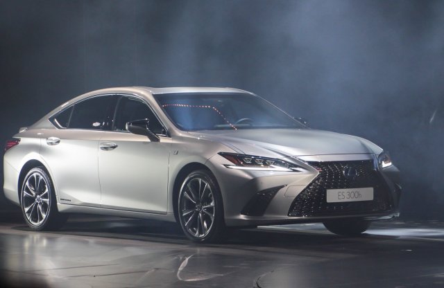 Nehéz elhinni, de az új Lexus ES a GS-nél is nagyobb