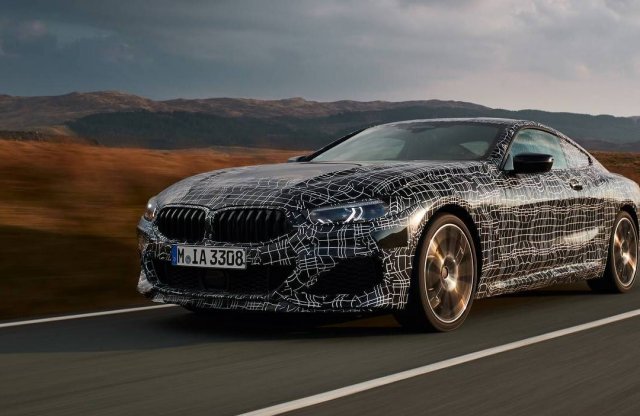 Hivatalos! 530 lóerővel érkezik a gyengébbik 8-as BMW