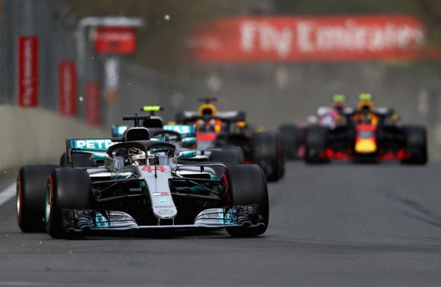 Hamilton nyerte a drámai bakui nagydíjat