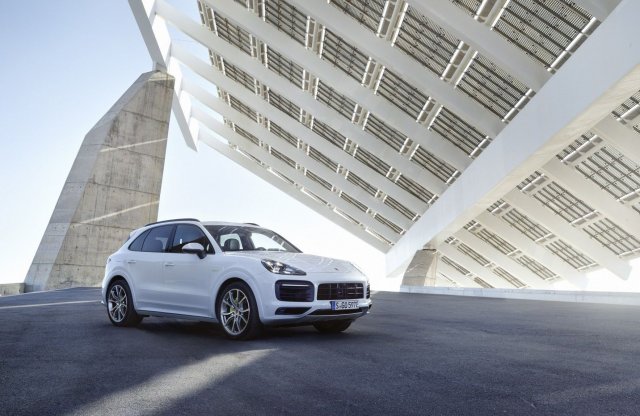 462 lóerős teljesítménnyel érkezik az új Cayenne hibrid