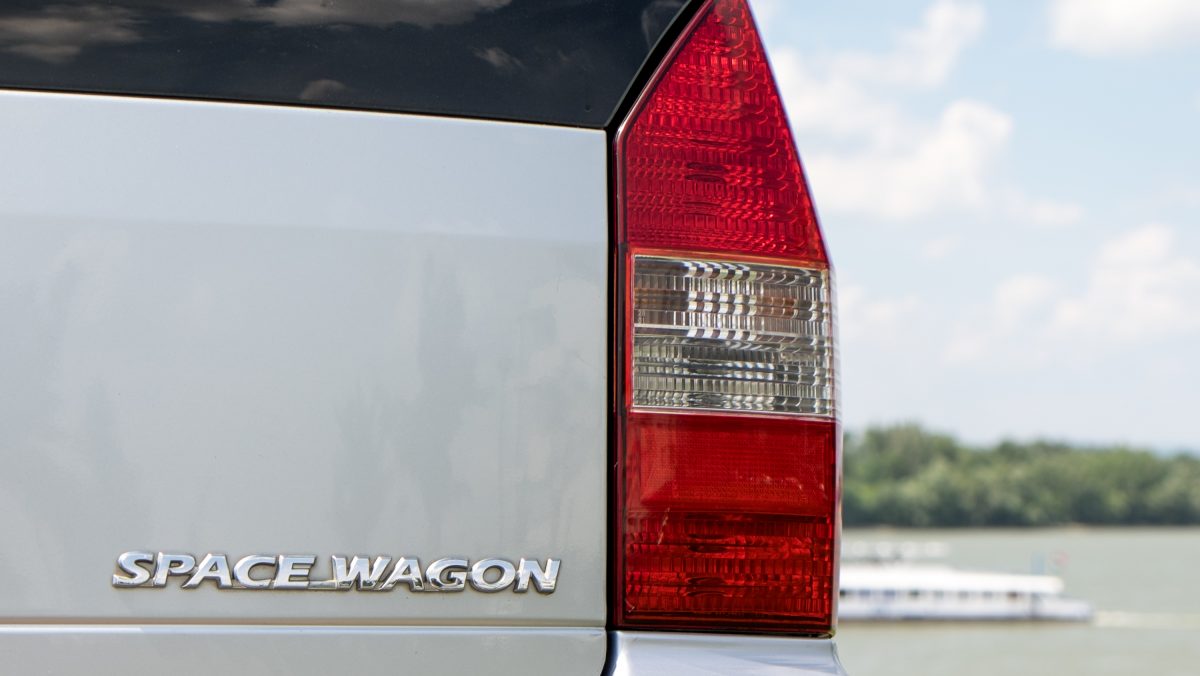 MITSUBISHI SPACE WAGON