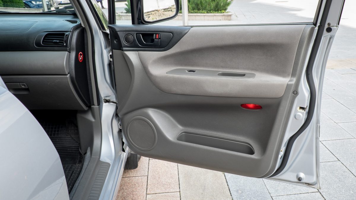 MITSUBISHI SPACE WAGON