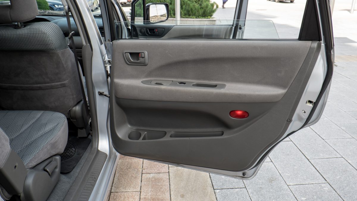 MITSUBISHI SPACE WAGON