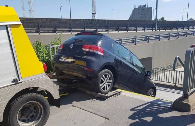 Fotókon a Budapesten aluljáróba gurult Volkswagen