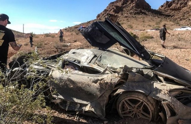 Sivatagban zúztak le egy McLarent