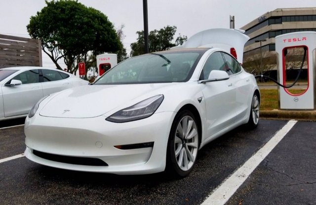 Tesla rekord: 830 km egy töltéssel