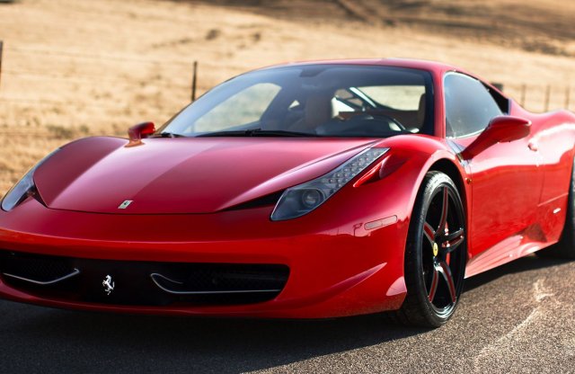 Hamisított Ferrarival jár az új Magnum