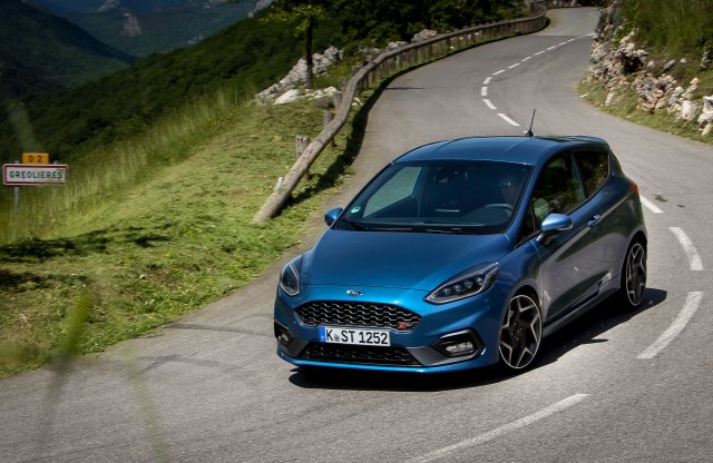 Háromhenger néha kettő? - Így is jó móka az új ST!