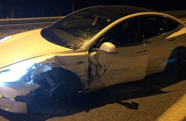 Lezúzta magát egy Tesla Model 3 Görögországban