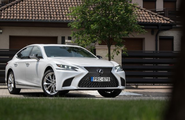 Földöntúli látvány, emberközeli élmény - Lexus LS