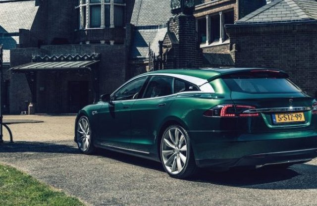 Mintha gyári lenne. Itt a holland kombi Tesla!