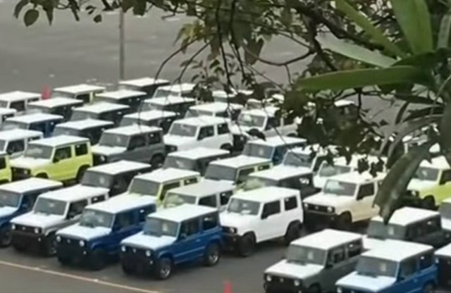 Már sorakoznak az új Jimny első példányai