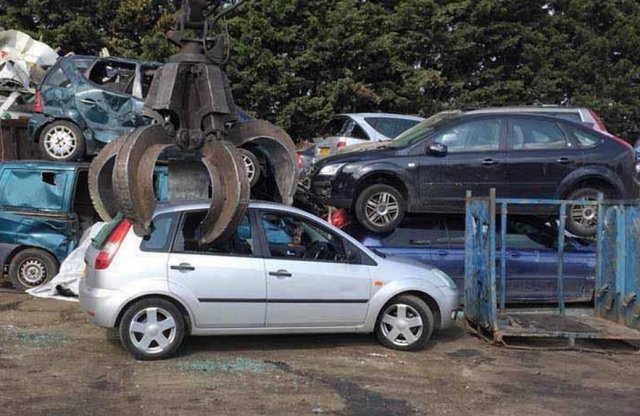 Kapott egy fotót az autójáról, amin épp bezúzzák