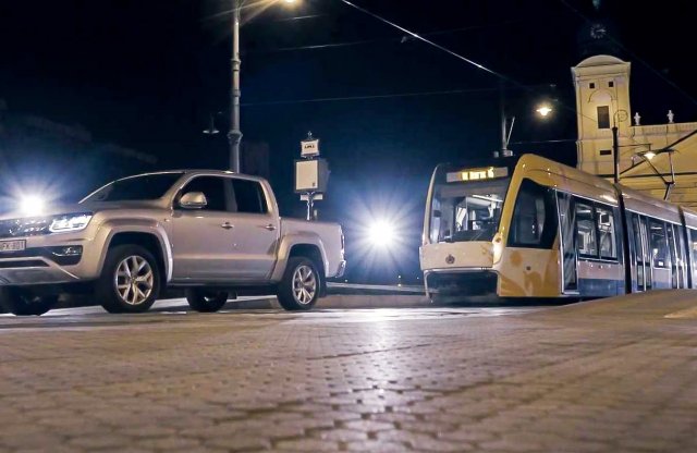 Villamost húzott Debrecenben egy Amarok!