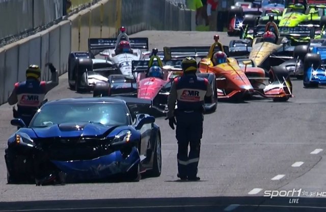 Nézd meg, hogyan tették betonfalba a legújabb Corvette-et!