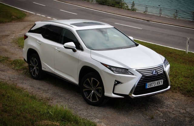 Ötméternyi tömény luxus - Lexus RX L