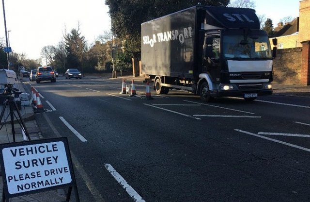 A járda mellett mérték meg az autók károsanyag-kibocsátását