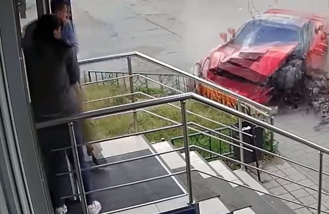 Lábuk elé csapódott be a Corvette