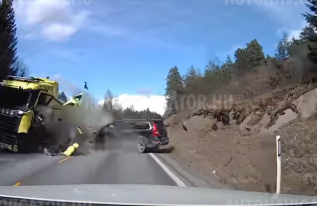 Volvo kombi egy kamion ellen