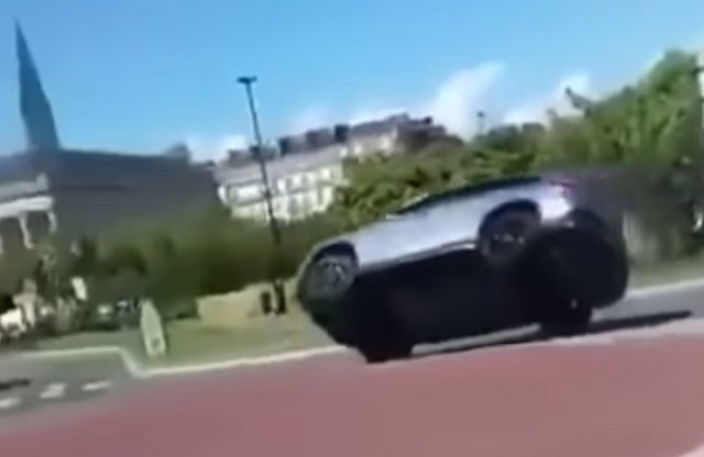 Így hempereg a gigantikus Mercedes