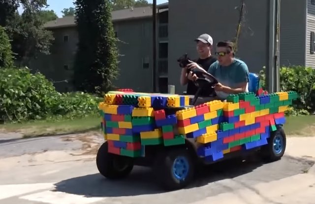 Építettek két működő autót Legóból, elindultak vele