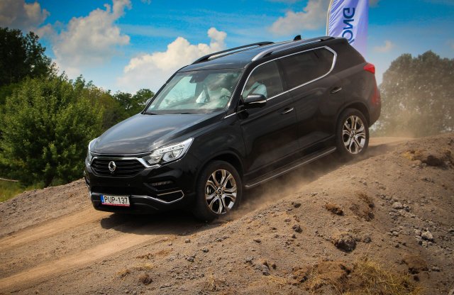 Jól érzi magát a porban - SsangYong Rexton G4 a terepen