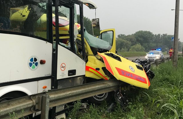 Megkülönböztető jelzést használó mentőautó ütközött autóbusszal