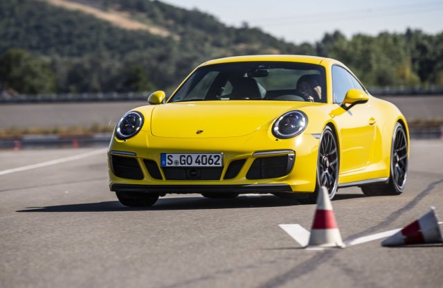 Automatikus vagy manuális?  – Porsche sportautókkal a pályán