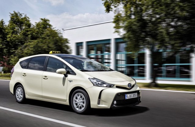 Taxisokat versenyeztet a Toyota