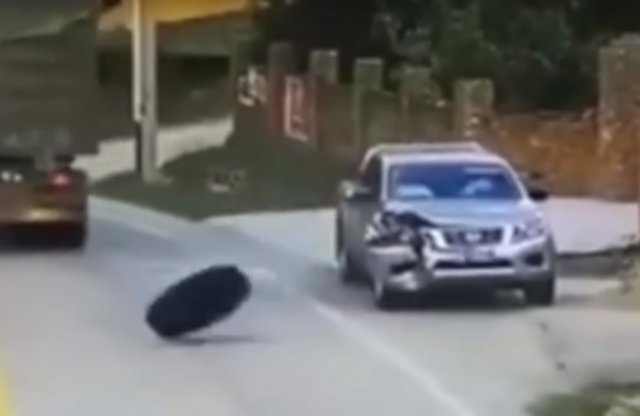 Elszabadult kerekek zúzták össze az autóját